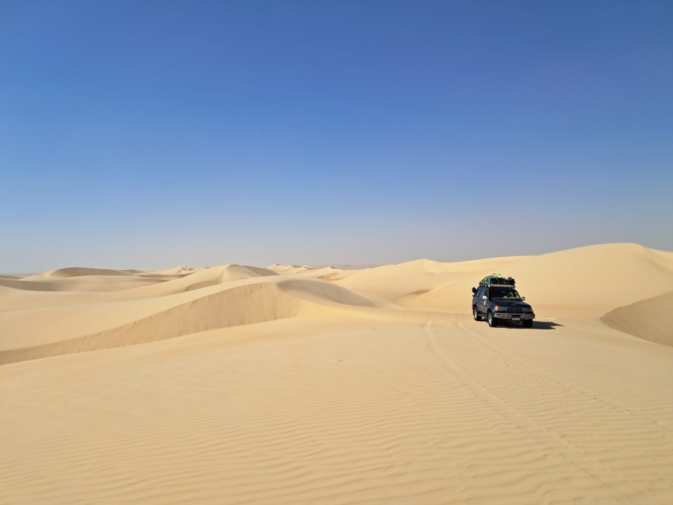 fille du désert - dunes de sable abou muharraq