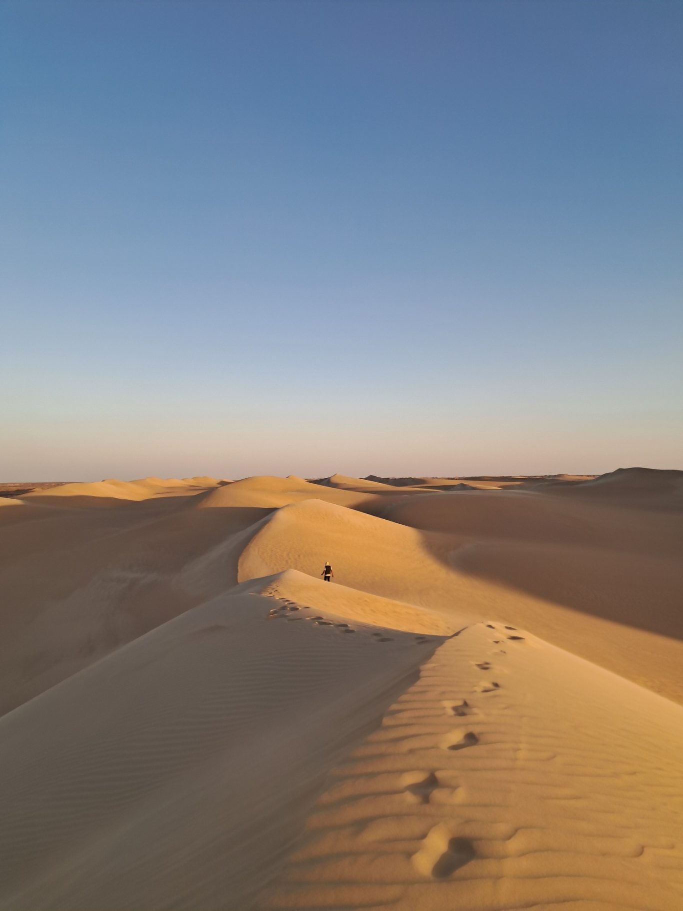 fille du désert - dunes de sable abou muharraq